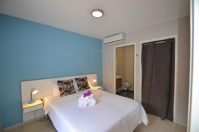 Bright bedroom with queen-size bed in Luna apartment, Dushi Pietermaai, Curacao