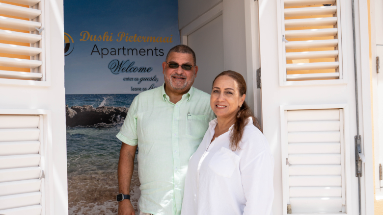 Don and Noëmie welcoming guests at the entrance of Dushi Pietermaai Apartments
