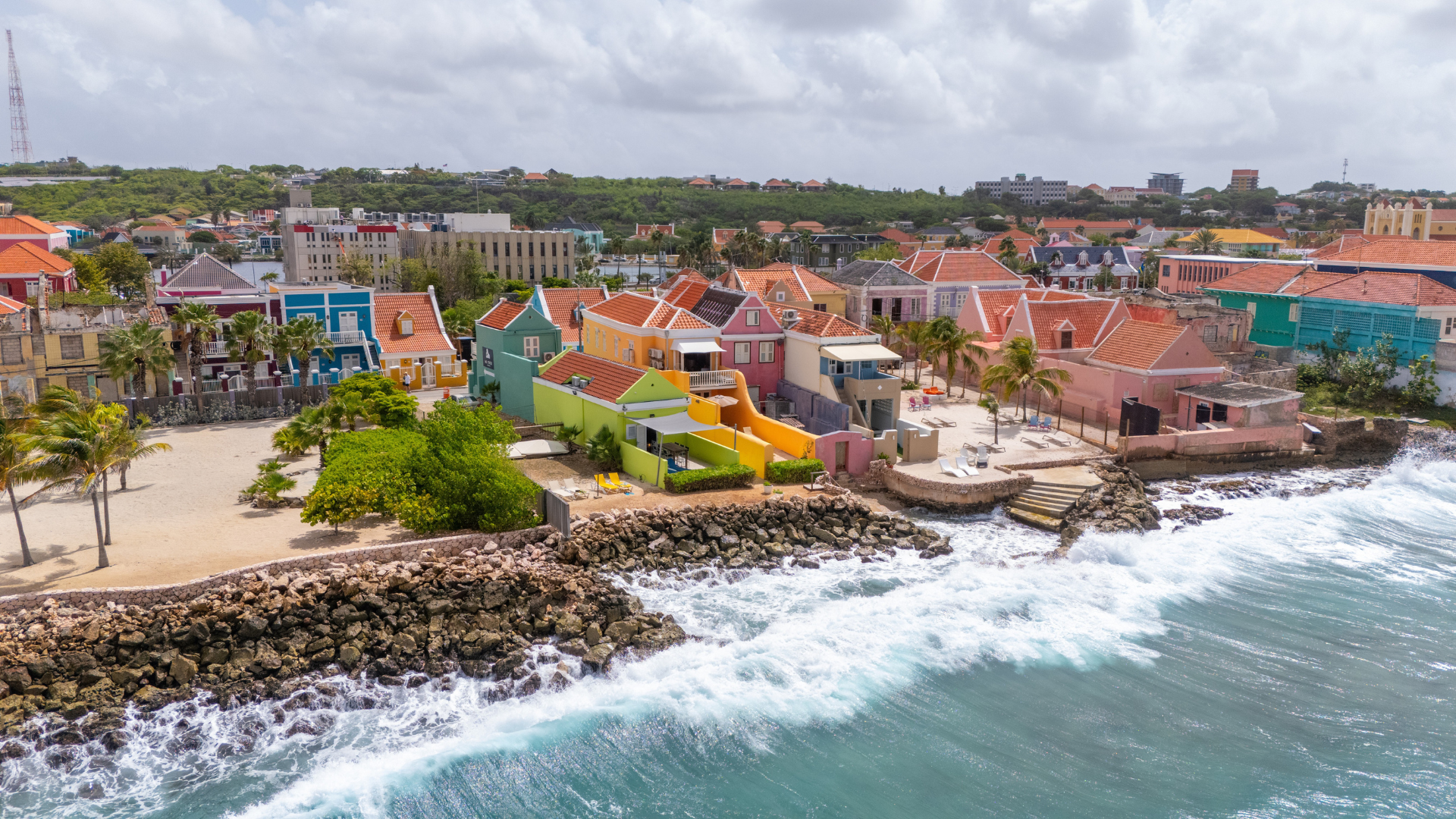 Oceanfront view of colourful Caribbean houses in Pietermaai, Curaçao – near Dushi Pietermaai Apartments