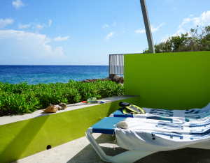 Terrace at Aqua apartment with white chairs and ocean view – Dushi Pietermaai Apartments