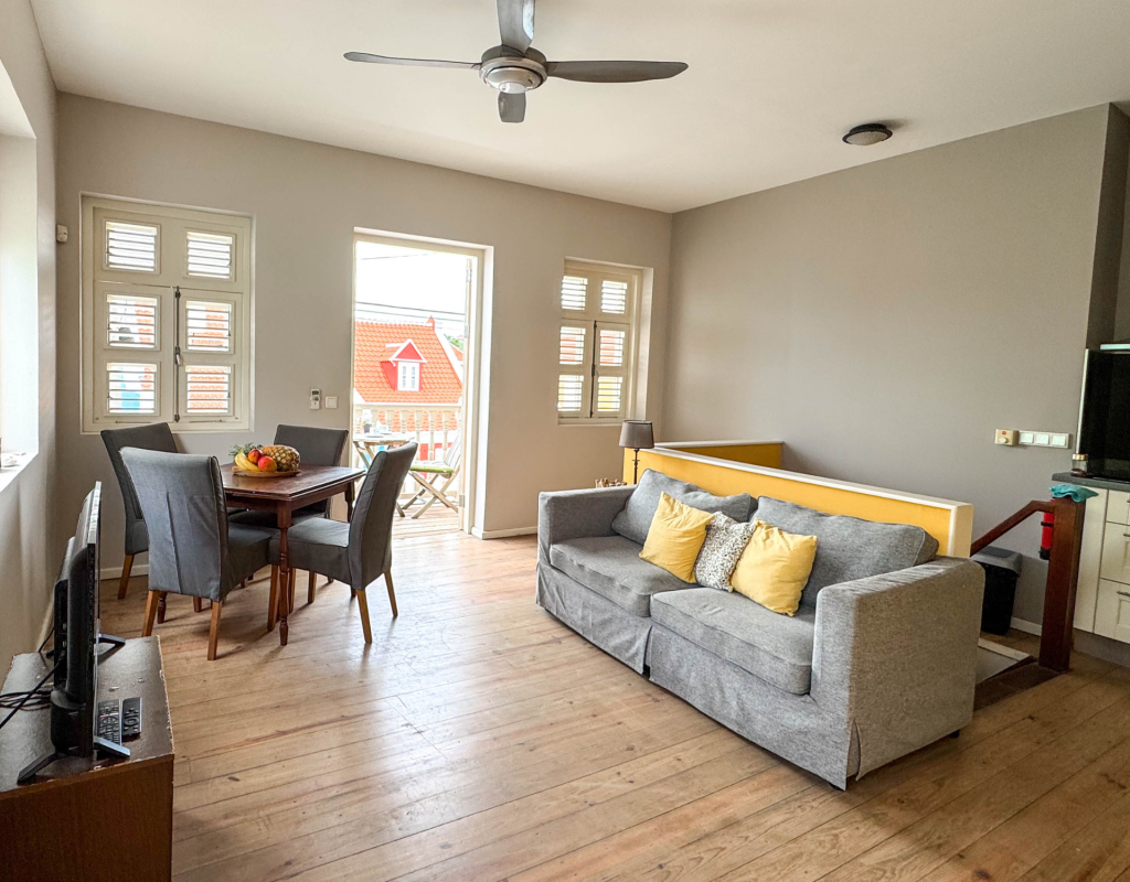Open-plan living and dining area with natural light – Tierra apartment Curaçao