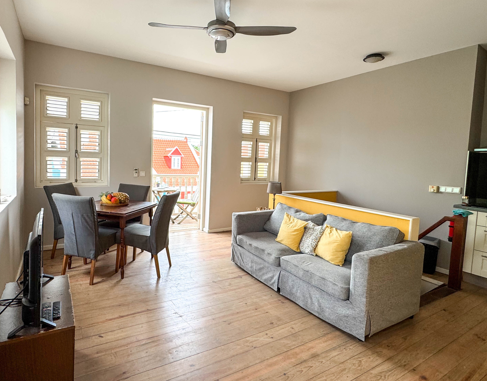 Open-plan living and dining area with natural light – Tierra apartment Curaçao