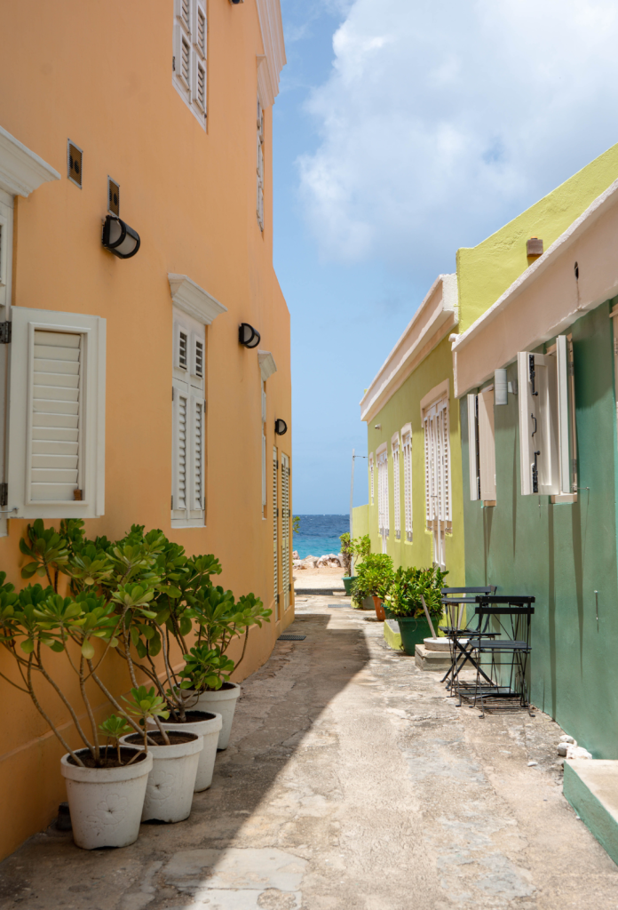 Colourful alley with historic buildings leading to the Caribbean Sea – Dushi Pietermaai Apartments, Curaçao